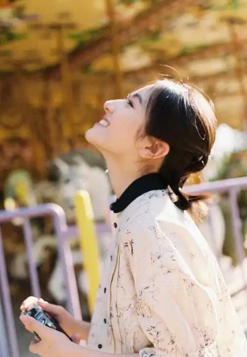 李兰迪六一双马尾印花衬衫造型