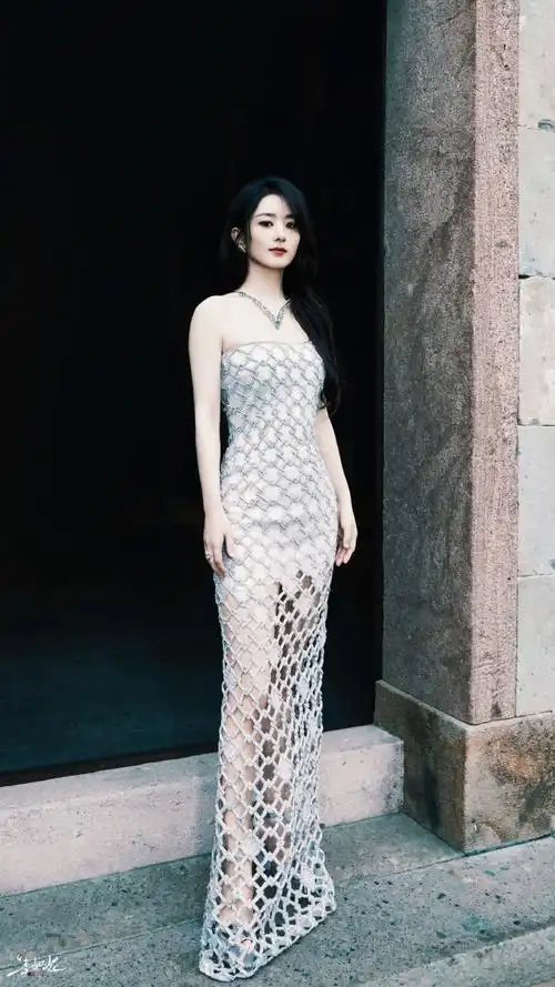 赵丽颖抹胸亮片高定裙##戴比尔斯晚宴