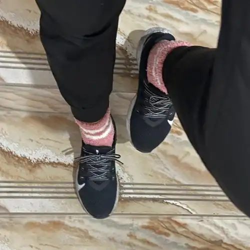 穿着两双袜子跑