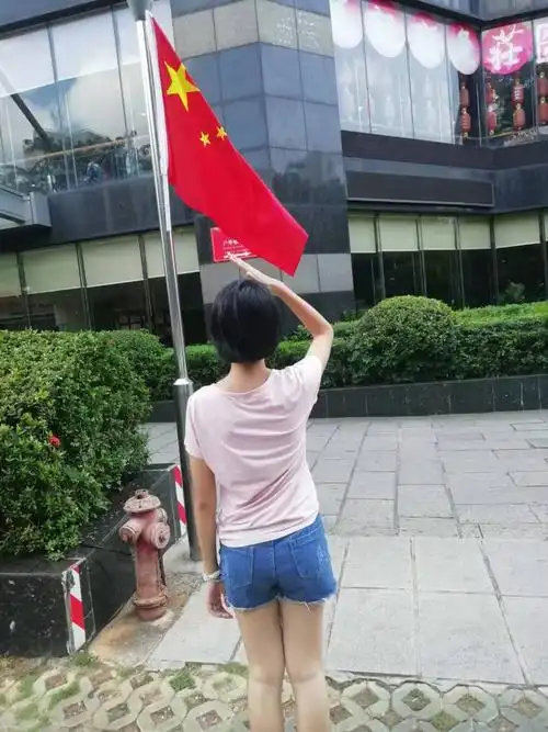 向国旗敬礼!
