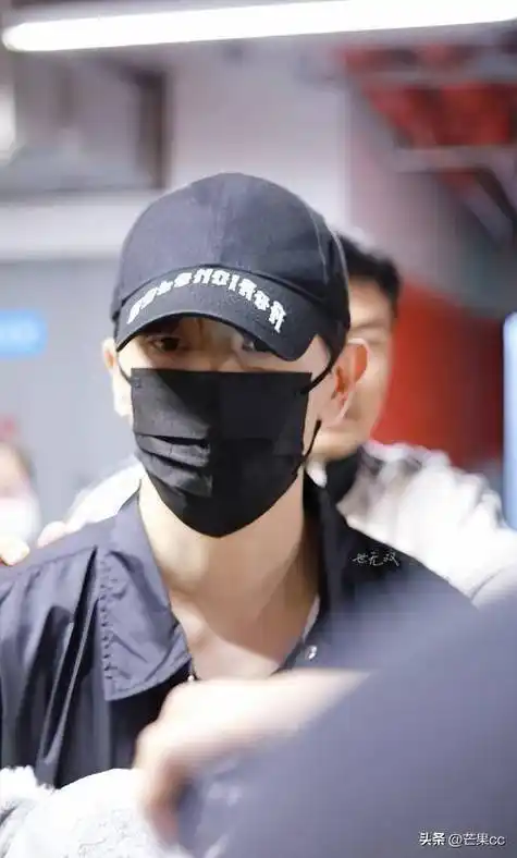 在邓伦剧组杀青的应援活动上,粉丝们期待了一场庆祝派对,但却收获了一