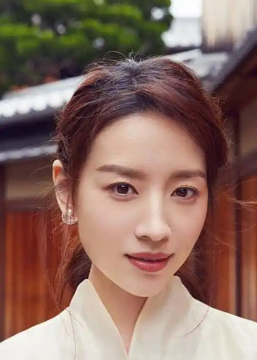 董洁一身米白色长裙,气质温婉优雅,网友:当年的冷清秋又回来了_的设计