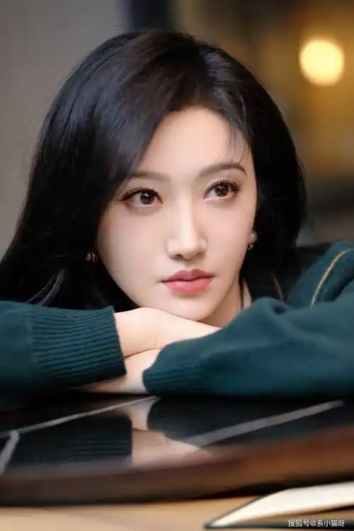 景甜穿皮裙秀纤细美腿,大眼明亮魅力无限