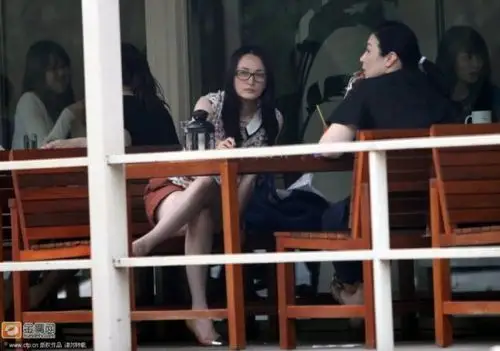 陈乔恩素颜抽烟不止一次被偷拍 王珞丹倪萍蒋勤勤都是烟民