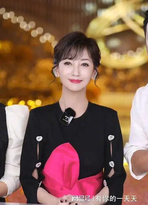 69岁赵雅芝近照端庄优雅,少女感拉满,看不出是"奶奶"的年纪|长裙|粉色