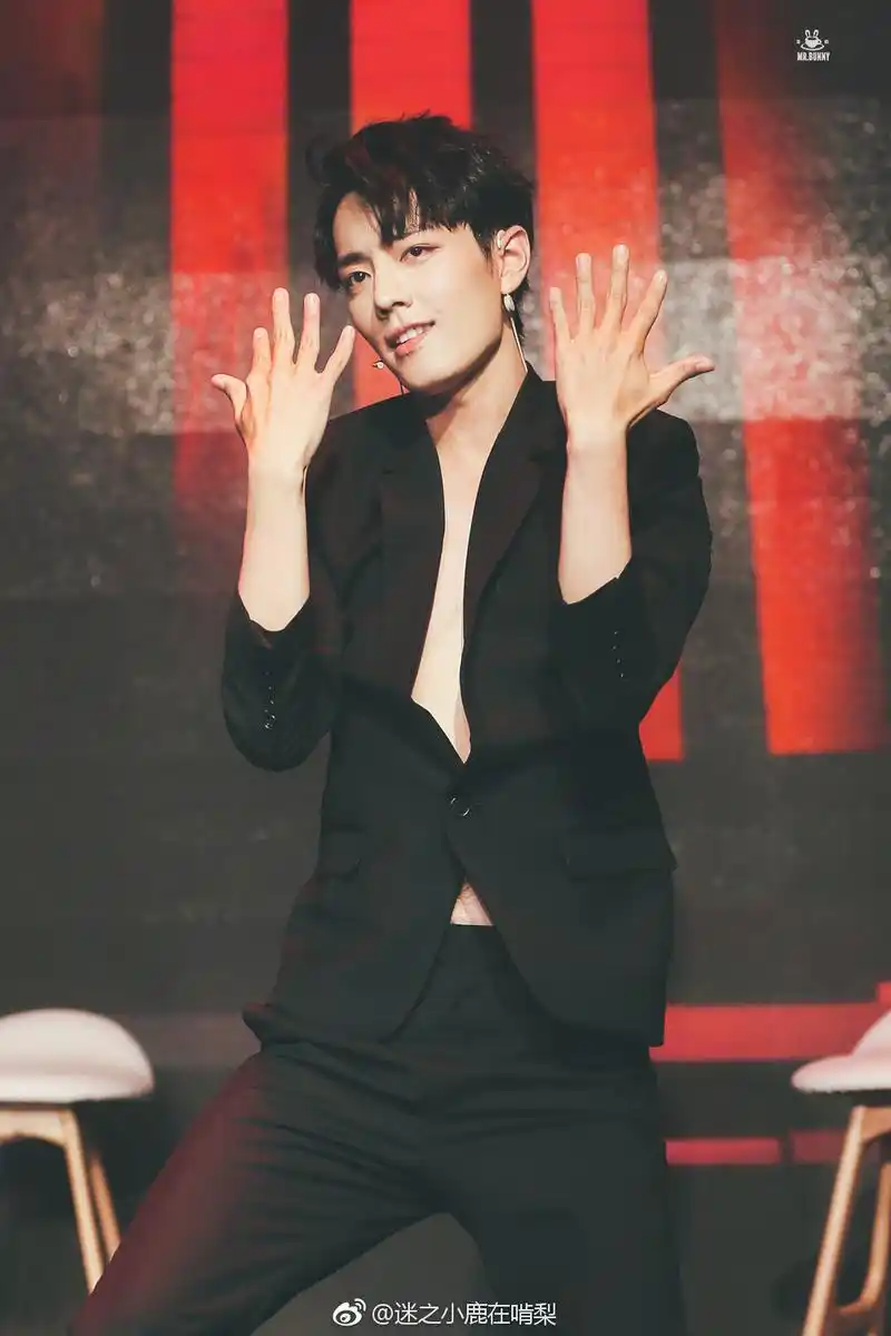 肖战的腰也太细了吧,给安利超级帅气超级有范儿的肖战小哥哥