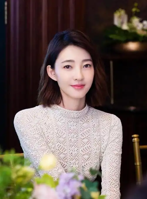 王丽坤新造型曝光,齐肩短发搭配复古格子西装,重现妖艳气息|发型|卷发