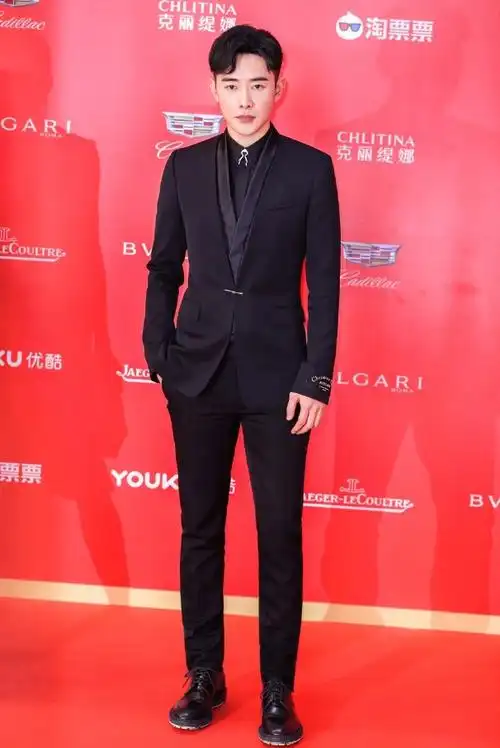 只见过拉丝的丝袜,没见过罗晋拉丝的鞋子?密密麻麻的要怎么解开