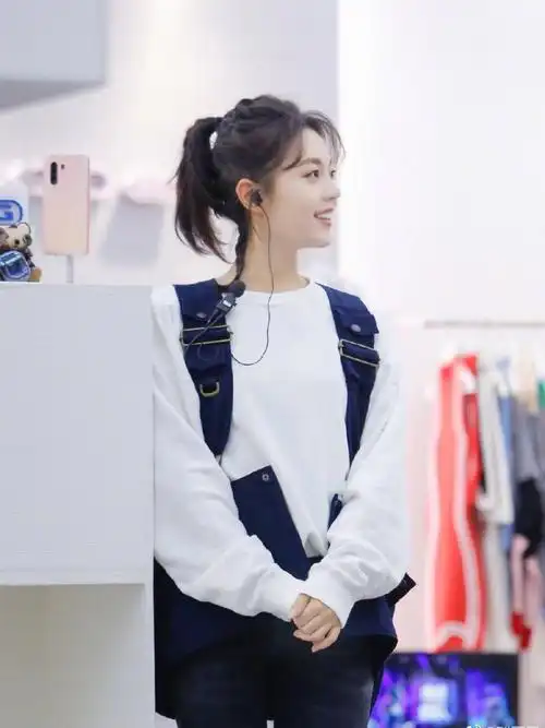 赵今麦和angelababy,差13岁,穿同款白卫衣,辣妈竟不输少女?