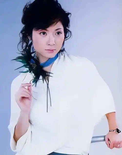 央视主持人吉雪萍:嫁富豪老公幸福美满,一儿一女凑成了一个好字_表演