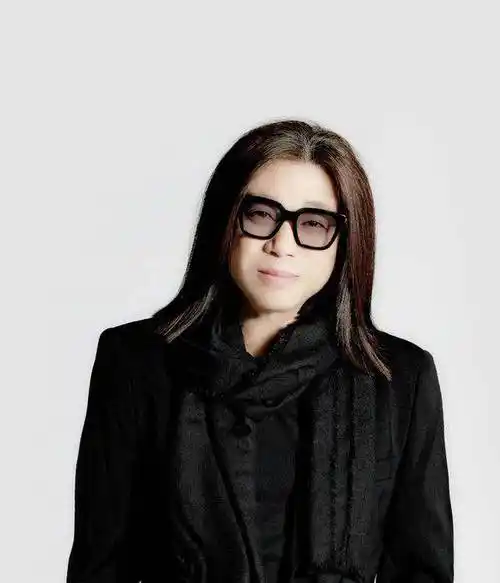 郭峰与相恋8年的女友分手后,至今未婚无子女,60岁只能和母亲过_郭科会