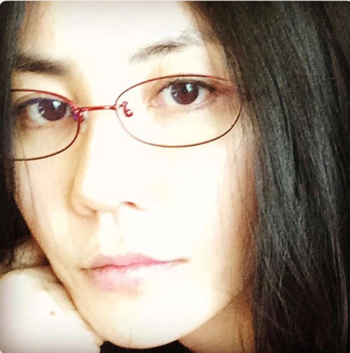 为出新歌发自拍?王菲献唱姜文新片 配回春美照一张