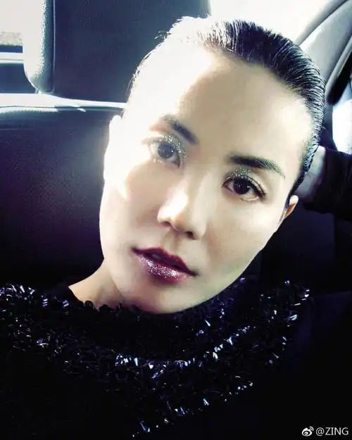 化妆师无意中泄露王菲罕见妆前照!皮松肉谢!