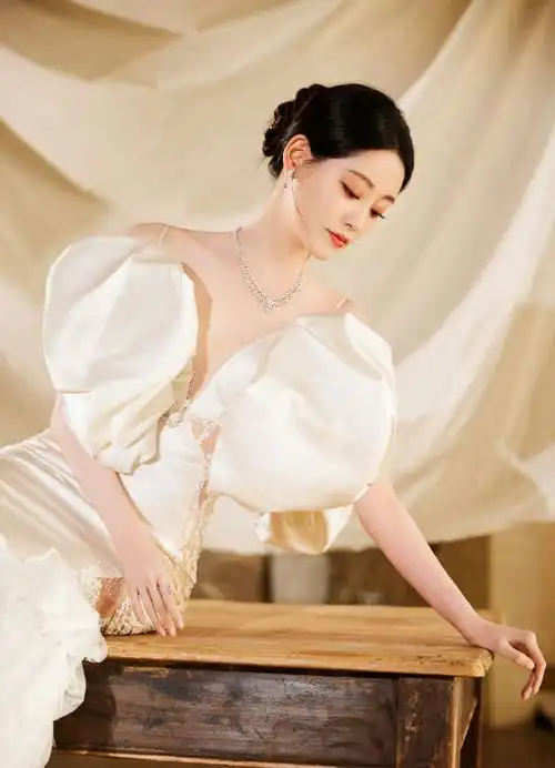 祝绪丹月白缎面珠缀礼服##祝绪丹人鱼公主礼服