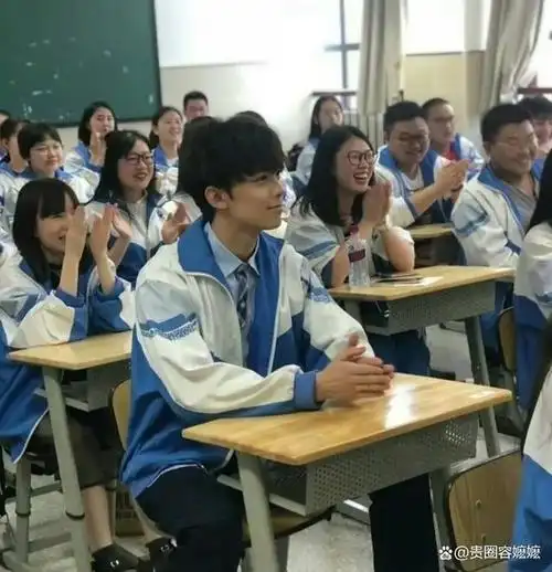 吴磊高中毕业旧照流出,穿校服和同学合影,校草男孩少年感十足