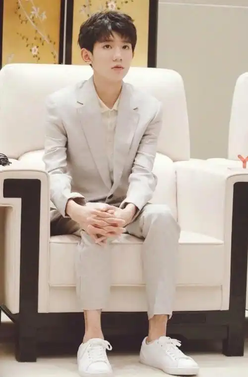 王源出席活动,无意带火他的"脏脏刘海",普通男生hold不住