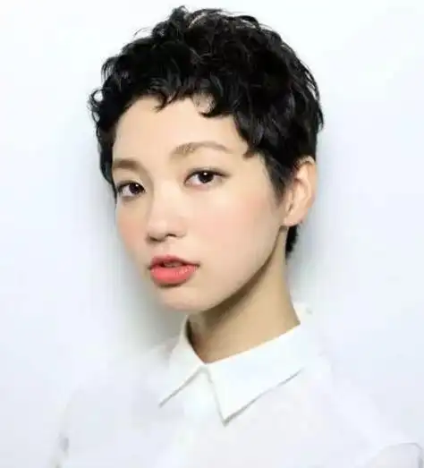 想换短发的你不妨试试这款超短卷发发型,头发修剪齐耳部位,将其烫出小