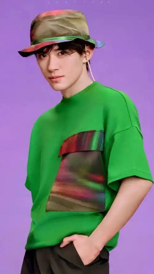 易烊千玺a到爆的瞬间,这脱衣服的速度,好快!