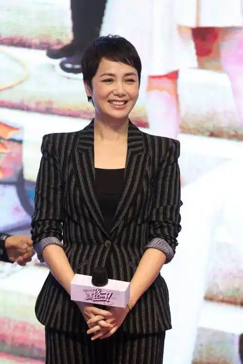 蒋雯丽一头利落的短发好干练,老了也有气质,就连皱纹都很美_黑色_服装