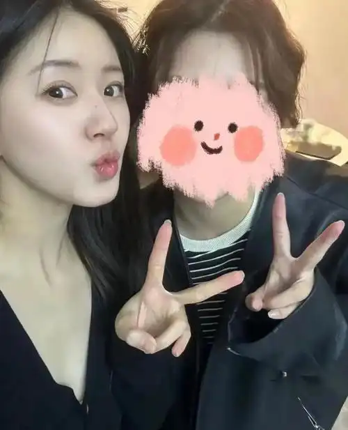 赵露思与粉丝甜美合照嘟嘴卖萌萌萌哒