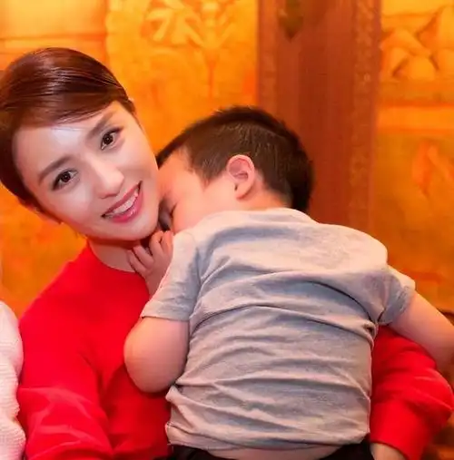 陈思诚佟丽娅为8岁儿子合体过年全家福曝光孩子像爹越长越壮