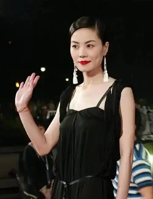 王菲不愧是"女神气质",不仅穿小黑裙美得惊人,还秀出好身材_风格_黑色