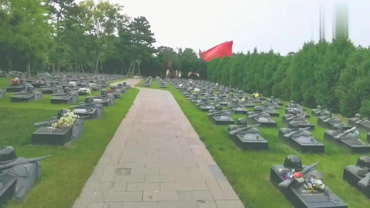 北京八宝山革命公墓这里的坟墓整齐划一太震撼了