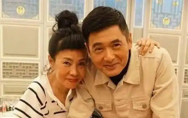 69岁周润发朝阳公园领跑,胳膊长满小肉球,网友称其身高180以上