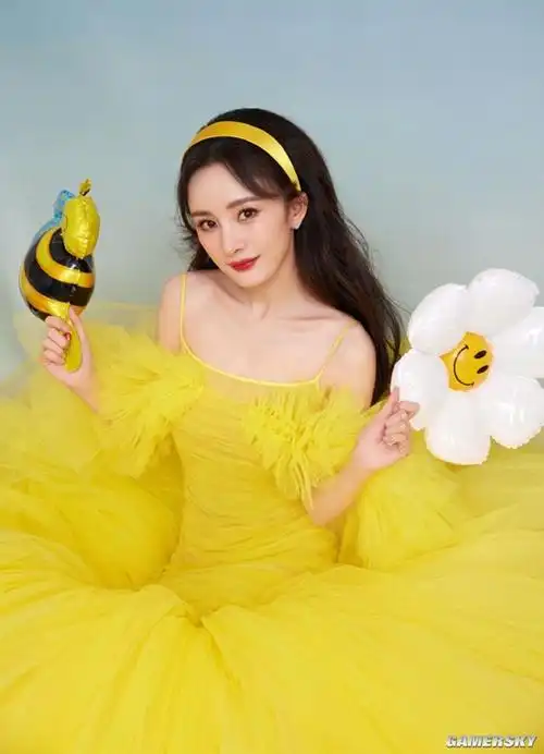 杨幂36岁晒写真美照一袭黄裙优雅明媚