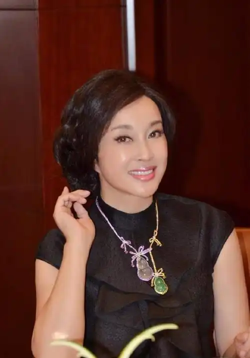 在近日,中国女演员刘晓庆的一组自拍照片引起了人们的广泛关注.