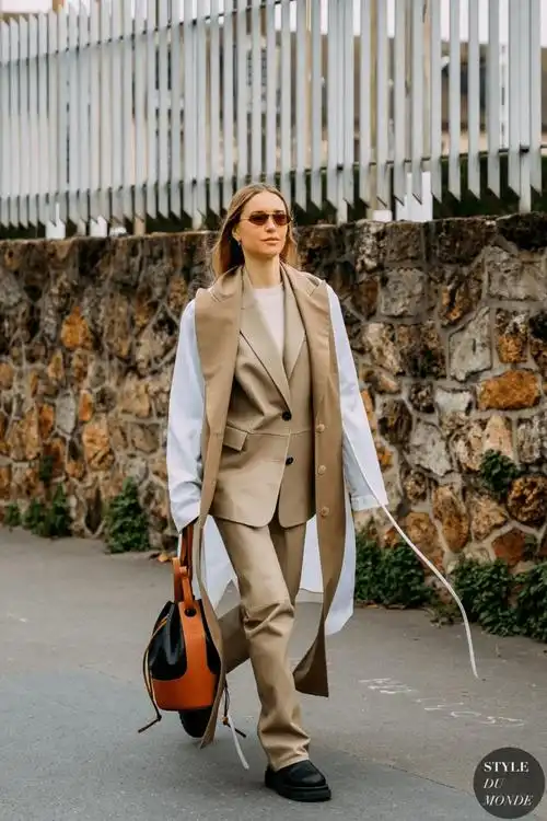 穿米白色针织衫时,就可以搭配棕色,给人的感觉温暖又明快,还不挑肤色.