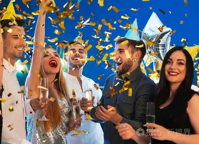 年轻人在俱乐部的生日聚会上喝香槟杯