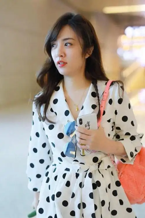 王晓晨虽低调但气质难掩穿波点连衣裙配长卷发走机场简约高级