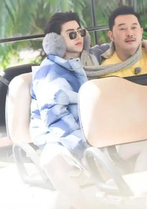 不知道什么游戏环节,三亚30多度的高温下,蔡徐坤跟萧敬腾穿上羽绒服