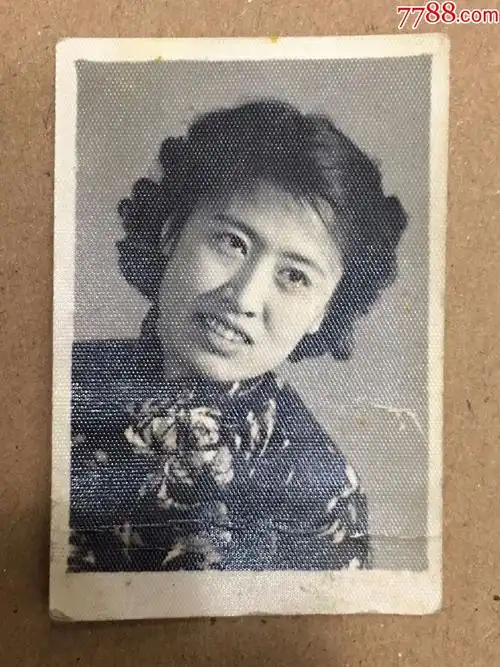 五十年代妇女烫头穿旗袍老照片