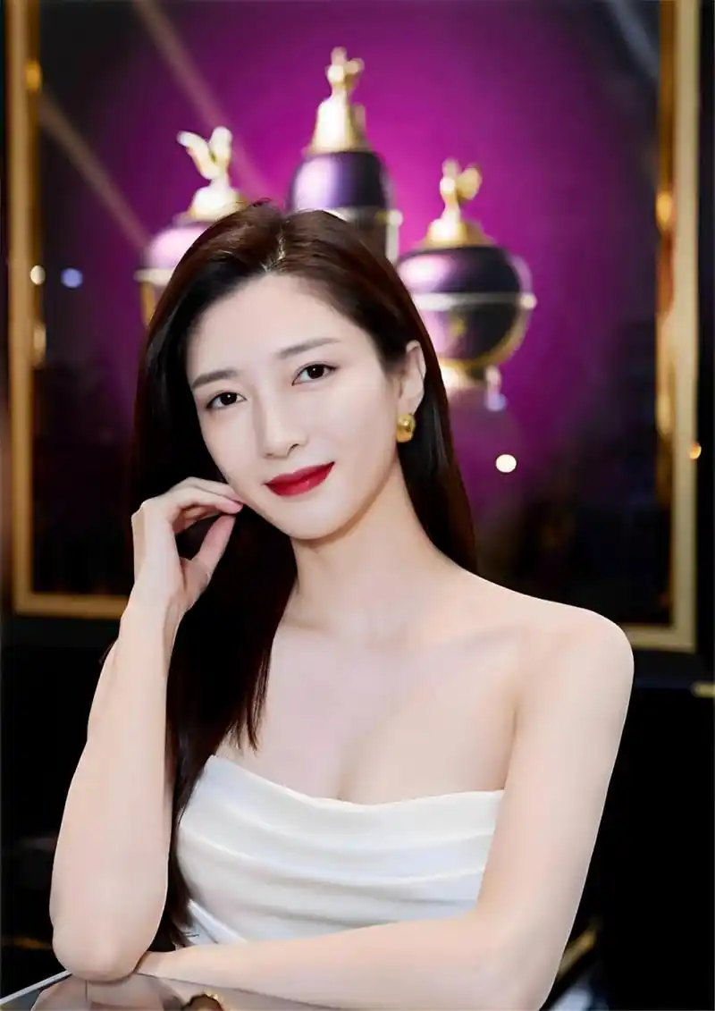 江疏影可以说是娱乐圈的一股清流.不仅长得好看,而且气质也很好.