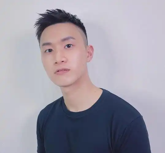 二,短款飞机头发型,打造清爽干净的帅气感