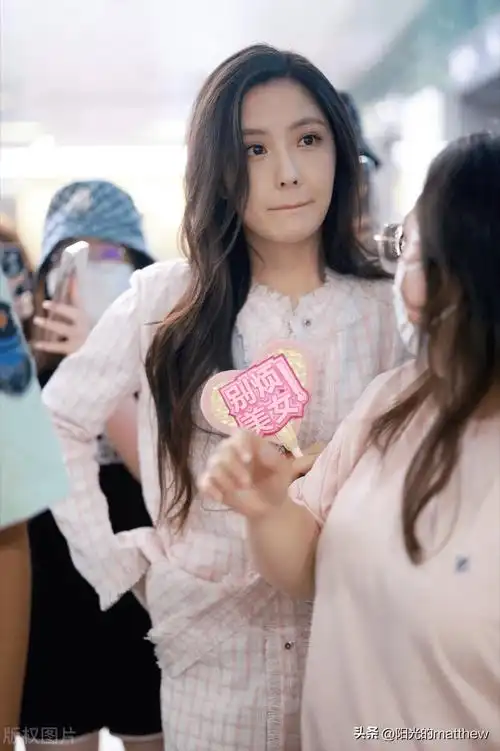 王艺瑾上海到达,粉色淑女风穿搭温柔甜美_机场