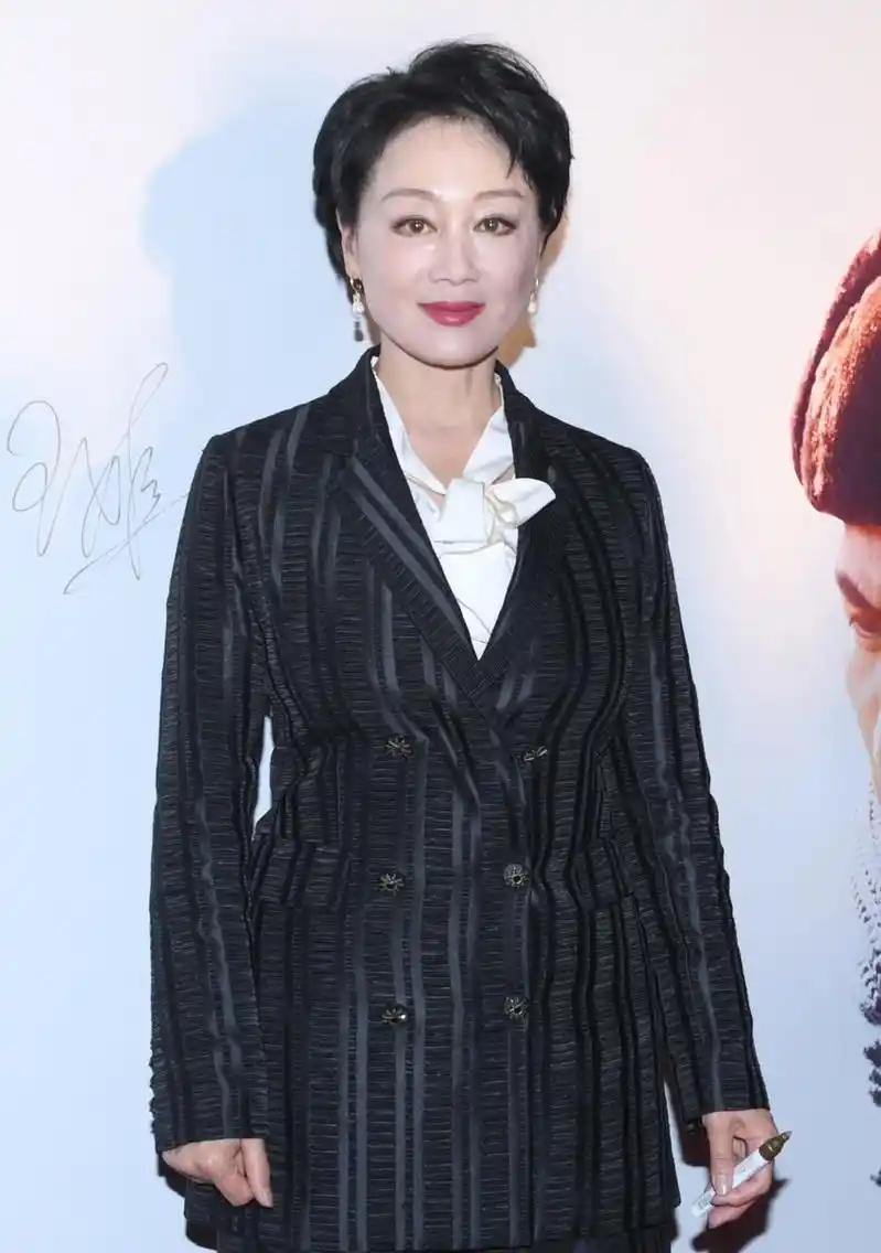 原创57岁王姬参加活动,西装外套勒出"富态腰",粉底太厚脸苍白