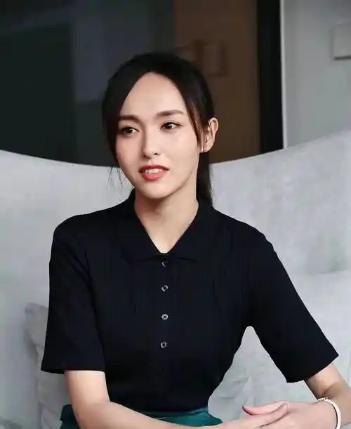 唐嫣近况终于现身,身材大走样臃肿不堪,网友:胖到认不出_裙子_连衣裙