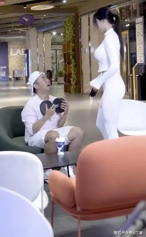 "臀神"刘太阳传递正能量,持12公斤哑铃健身,精神类似张伟丽