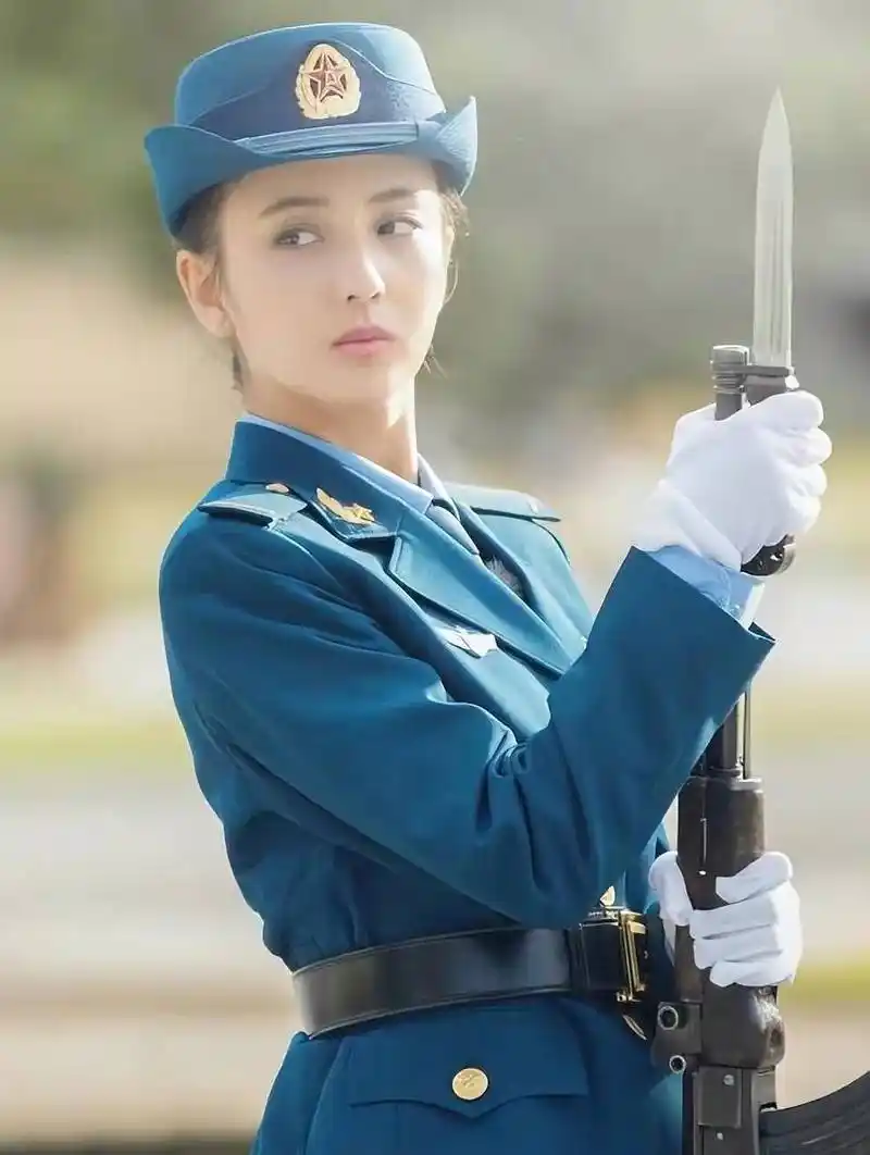 原创10个穿军装的女星baby穿上警服跟许晴李小冉张馨予比有点花里胡哨