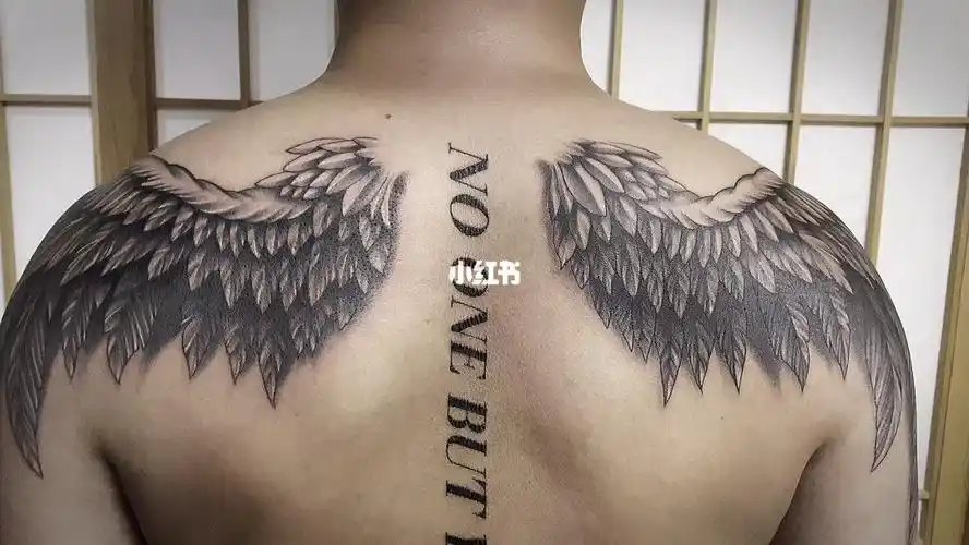 男生翅膀纹身