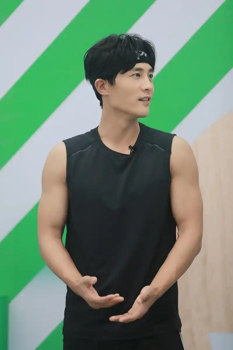 近日,拥有五年健龄的荷尔蒙健身淳主,在《明星健身房》中化身"杜教练"