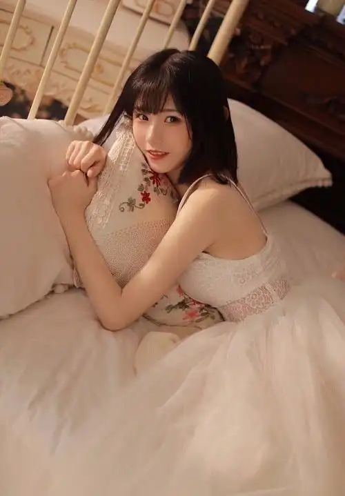 蕾丝吊带裙性感丰满诱人私房写真图片