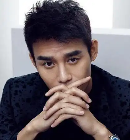 脸宽国字脸男生夏天好看的纹理短卷发发型