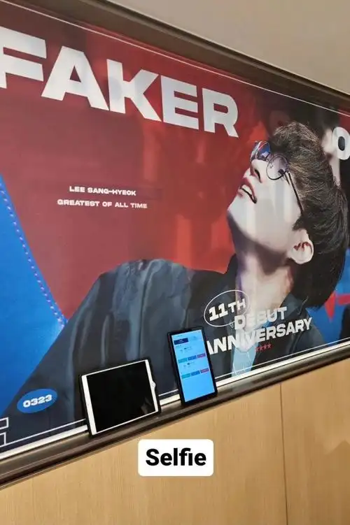 faker更新ins打卡了粉丝在海底捞为李哥准备的十一周年应援