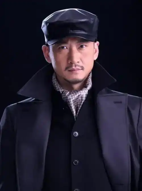 不仅拿到了《卧虎藏龙》《长恨歌》等电视剧,同时还进军歌坛,推出了