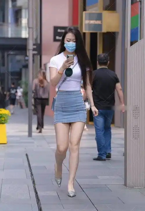 白色紧身上衣搭配牛仔"包臀裙"气质满满,横跨背包高跟鞋百搭款的魅力_