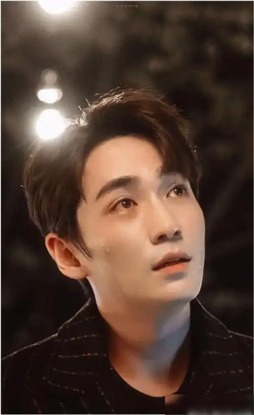 哭极具感染力,小哥在和妈妈谈话后,强忍着自己的泪水,眼睛红红的离去